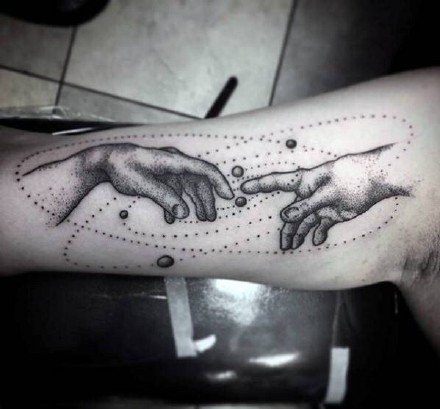 点击大图看下一张：一组两手相对的手势纹身图案欣赏