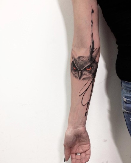 点击大图看下一张：手臂和大腿上的一组黑色创意纹身图案