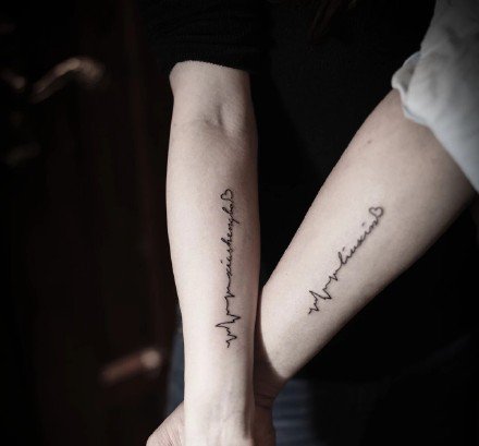 点击大图看下一张：适合情侣的一组手臂简约字母纹身图案9张