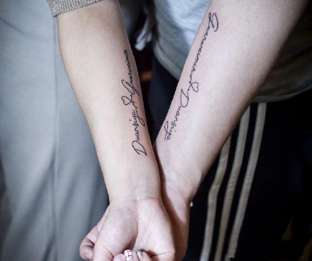 点击大图看下一张：适合情侣的一组手臂简约字母纹身图案9张