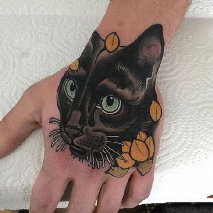 点击大图看下一张：手背猫纹身：9张大花手背的猫纹身图案赏析