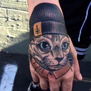 点击大图看下一张：手背猫纹身：9张大花手背的猫纹身图案赏析