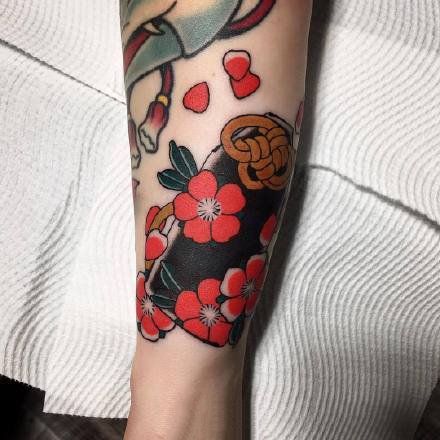 点击大图看下一张：日式风格的一组红色调传统小纹身图案欣赏