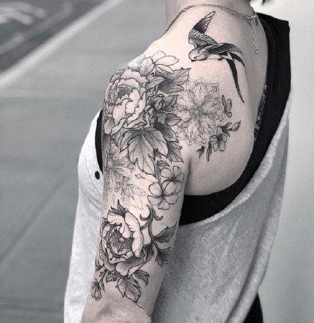 点击大图看下一张：新传统花朵纹身：黑灰新传统风格的素花花卉纹身图案