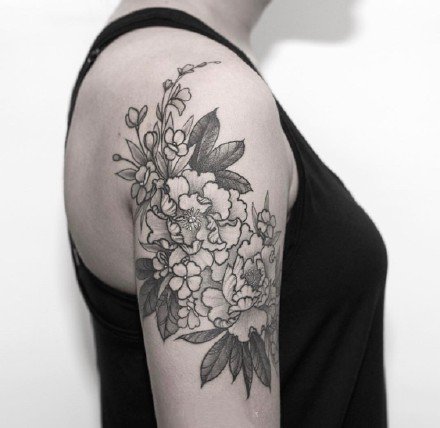 点击大图看下一张：新传统花朵纹身：黑灰新传统风格的素花花卉纹身图案