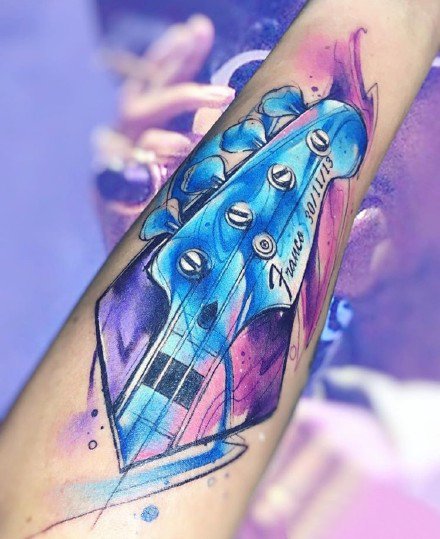 点击大图看下一张：水彩小清新纹身：手臂上的简约红蓝色调水彩纹身图案