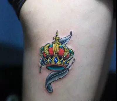 点击大图看下一张：皇冠钻石小纹身：钻石和皇冠搭配的小彩色纹身图案