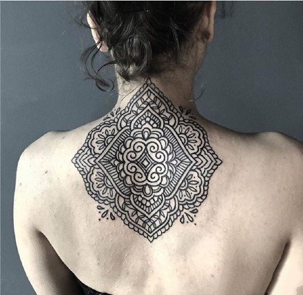 点击大图看下一张：颈部繁花纹身：颈部后背处的一组梵花纹身图案欣赏