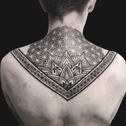 点击大图看下一张：颈部繁花纹身：颈部后背处的一组梵花纹身图案欣赏