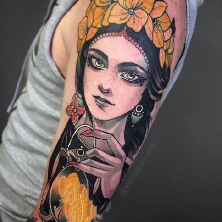 点击大图看下一张：手臂女郎纹身：9张大臂和腿部的一组彩色女郎纹身图案