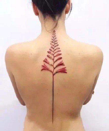 点击大图看下一张：女生后背脊椎处唯美的小清新纹身图案