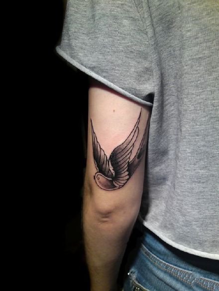 点击大图看下一张：9张飘逸灵动的一组燕子纹身图案欣赏