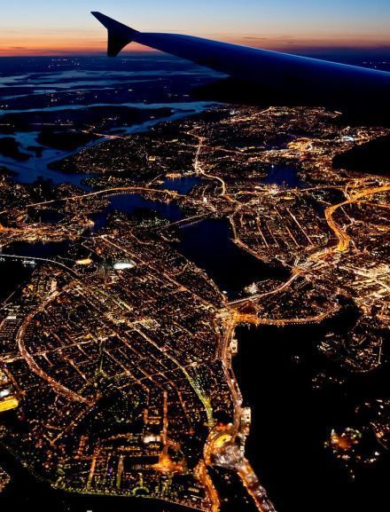点击大图看下一张：一套航拍城市夜景拍摄壁纸图片欣赏