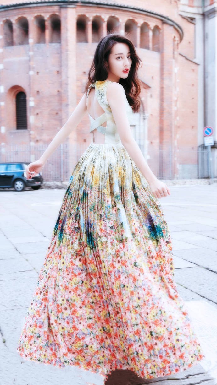 点击大图看下一张：迪丽热巴的一组仙女造型，一袭长裙，妩媚人间