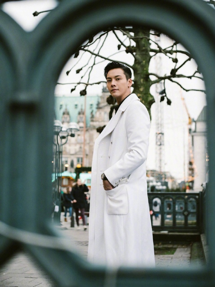 点击大图看下一张：陈伟霆身穿白色双排扣大衣温暖又明朗的形象大使