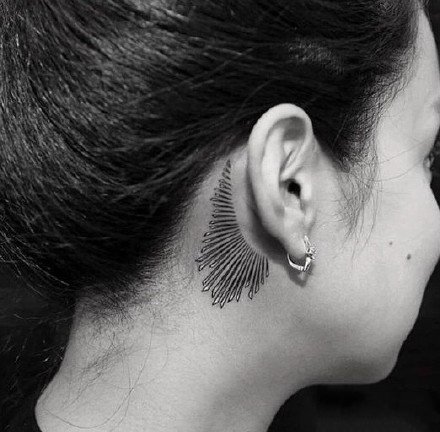 点击大图看下一张：耳朵后面小纹身：9张纹在耳朵后面的小清新纹身图案