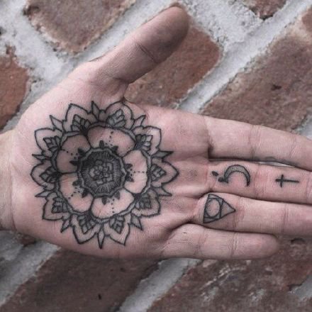点击大图看下一张：手掌心纹身：纹在手板心里的个性纹身图案欣赏