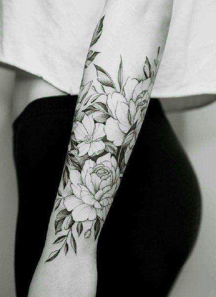 点击大图看下一张：环绕在手臂上很好看的一组黑灰花卉主题纹身图案