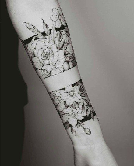 点击大图看下一张：环绕在手臂上很好看的一组黑灰花卉主题纹身图案
