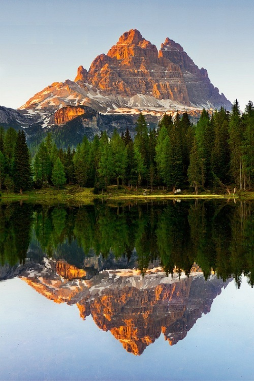 点击大图看下一张：白白云蓝色的湖泊高高的山自然风景图片欣赏