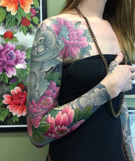 点击大图看下一张：传统的一组霸气花卉大花臂纹身图案欣赏