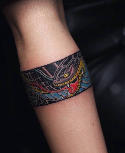 点击大图看下一张：传统日式风格的一组手环臂环纹身图案作品