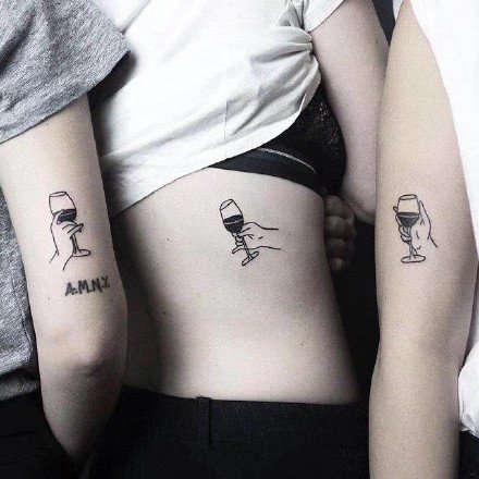 点击大图看下一张：闺蜜小清新纹身：适合姐妹闺蜜的一组唯美小清新纹身图案