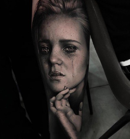 点击大图看下一张：欧美黑灰写实纹身：大臂和大腿上逼真的欧美3d写实纹身图案