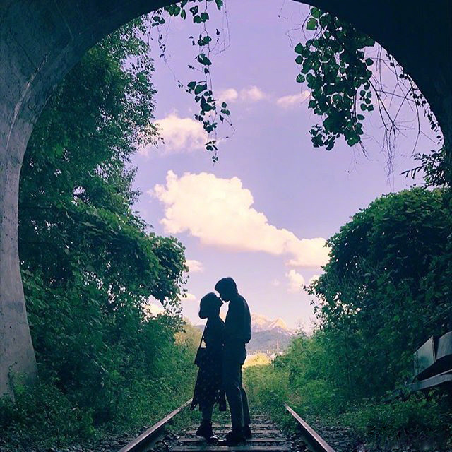 点击大图看下一张：超浪漫梦幻隧道下铁轨上的情侣头像