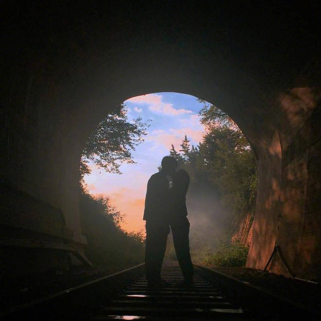 点击大图看下一张：超浪漫梦幻隧道下铁轨上的情侣头像