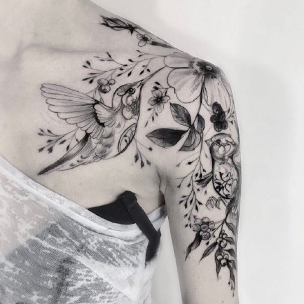 点击大图看下一张：肩花纹身作品：女性肩部上的花卉性感纹身图案