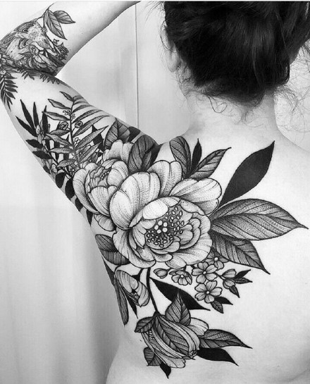 点击大图看下一张：肩花纹身作品：女性肩部上的花卉性感纹身图案