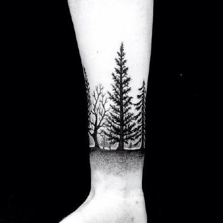 点击大图看下一张：环绕在手臂上的森林树木等臂环手环纹身图案