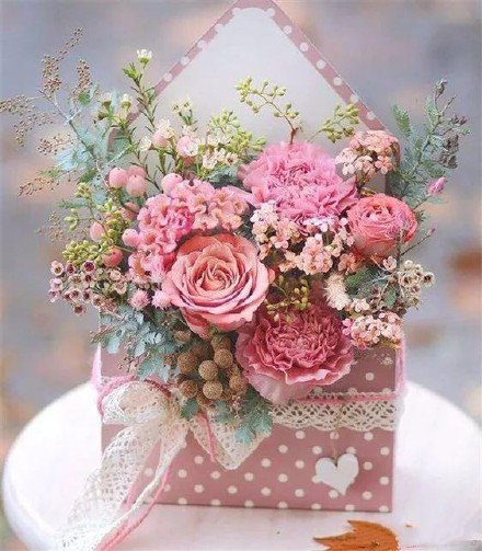 点击大图看下一张：鲜花放在信封里代表着鲜花与心愿