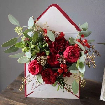 点击大图看下一张：鲜花放在信封里代表着鲜花与心愿