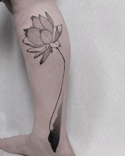点击大图看下一张：女生手臂上的极简线条组成的花卉纹身图案