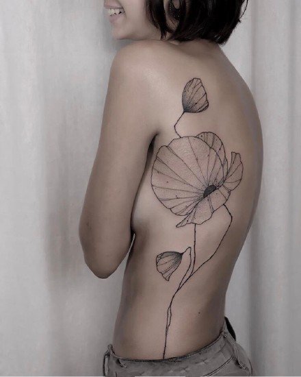点击大图看下一张：女生手臂上的极简线条组成的花卉纹身图案
