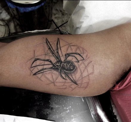 点击大图看下一张：9张很个性的一组蜘蛛纹身图案欣赏