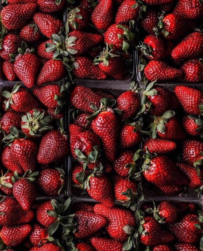 点击大图看下一张：早春酸酸甜甜的草莓很是沁人心脾