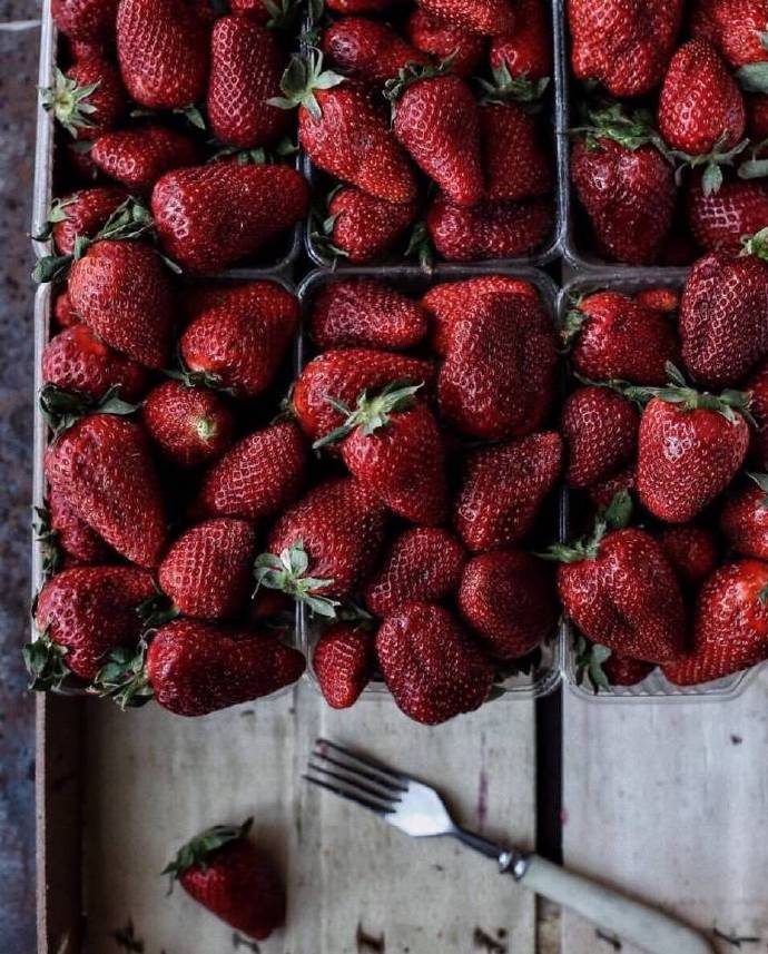 点击大图看下一张：早春酸酸甜甜的草莓很是沁人心脾