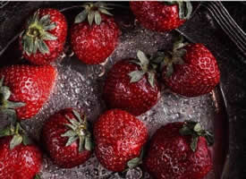 早春酸酸甜甜的草莓很是沁人心脾