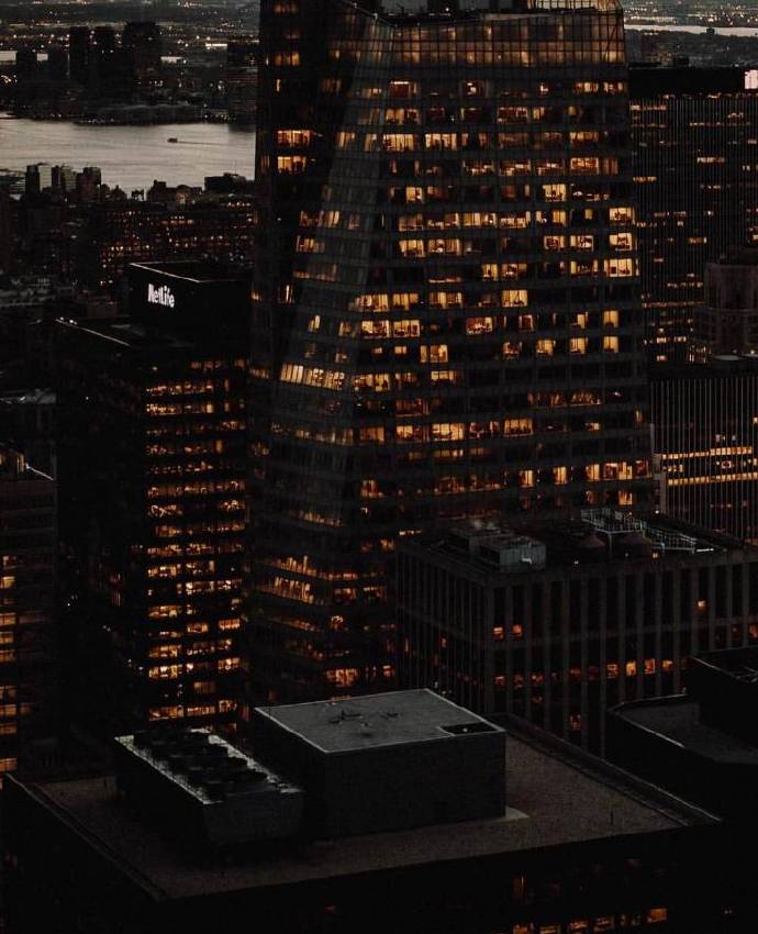 点击大图看下一张：夜晚寂静而漂亮的纽约航拍图片