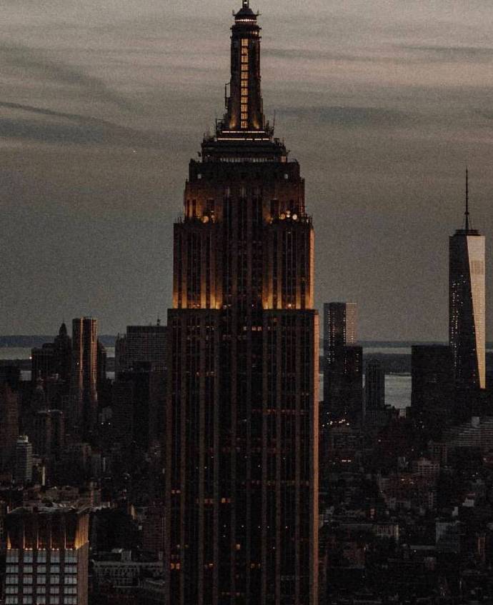点击大图看下一张：夜晚寂静而漂亮的纽约航拍图片