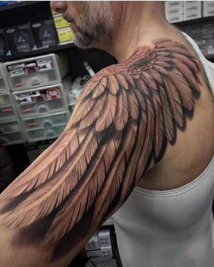 点击大图看下一张：帅气翅膀纹身：很个性帅气的一组9张翅膀纹身作品图案