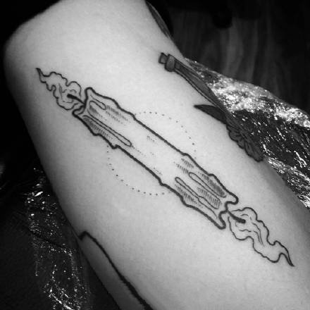 点击大图看下一张：简约点刺纹身：手臂腿部的一组黑灰点刺纹身图案