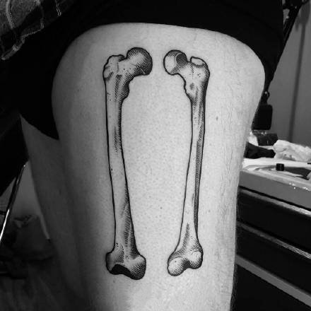 点击大图看下一张：简约点刺纹身：手臂腿部的一组黑灰点刺纹身图案