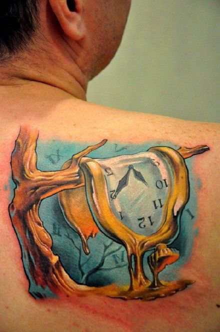 点击大图看下一张：变形钟表纹身：9张创意变形了的钟表纹身图案