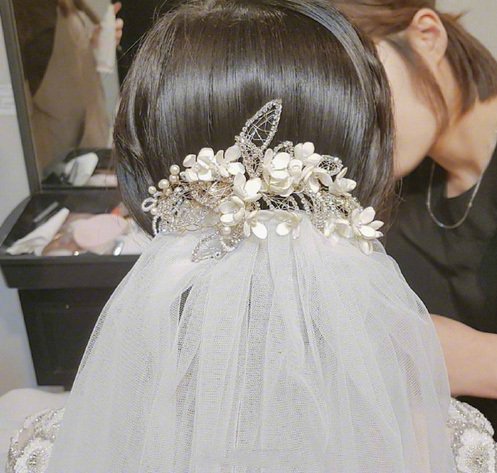 点击大图看下一张：西式大气典雅的新娘盘发造型
