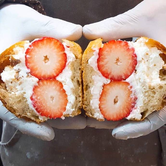 点击大图看下一张：超甜腻的草莓奶油夹心蛋糕图片
