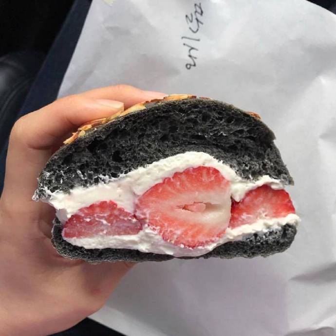 点击大图看下一张：超甜腻的草莓奶油夹心蛋糕图片